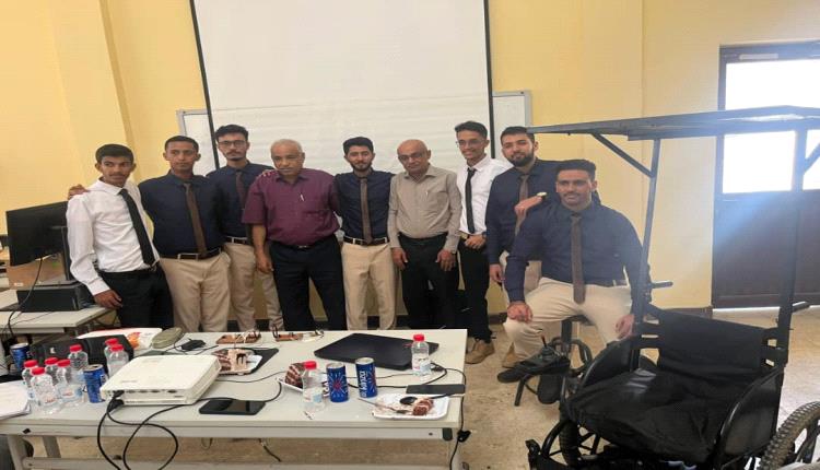 طلاب الميكاترونكس يناقشون مشاريع تخرج في مجالي الطاقة المتجددة والنقل اللاسلكي