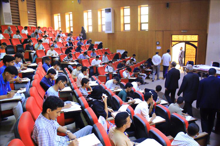 كلية الهندسة بجامعة عدن تستقبل 1480 طالباً وطالبة لأداء امتحانات المفاضلة للعام الجامعي 2026 / 2027م